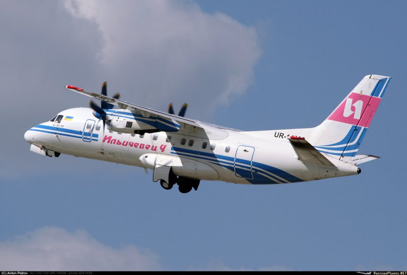 АН-140 пассажирский самолёт