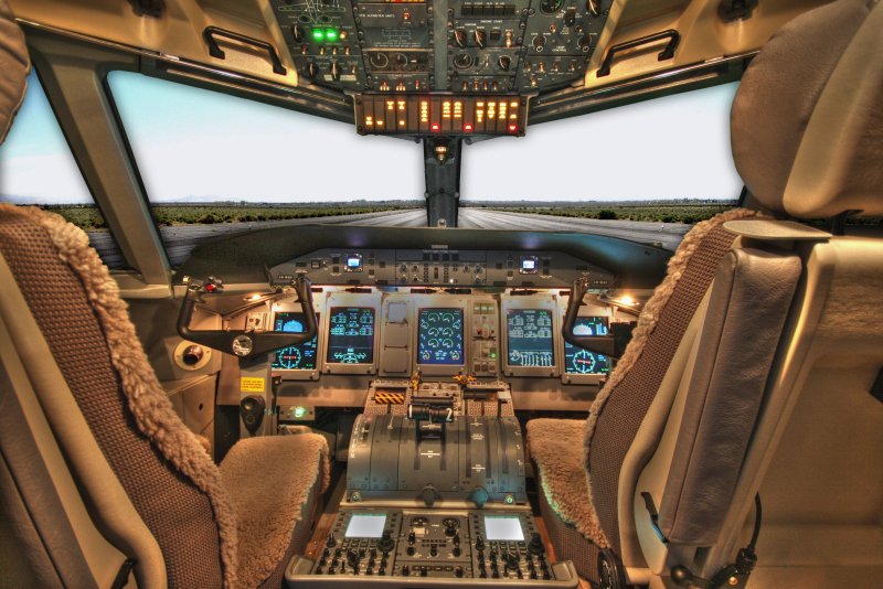 Кабина пилотов q400