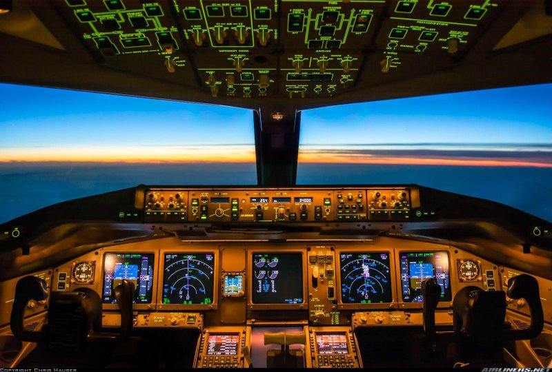 Кабина пилота самолета Боинг 777