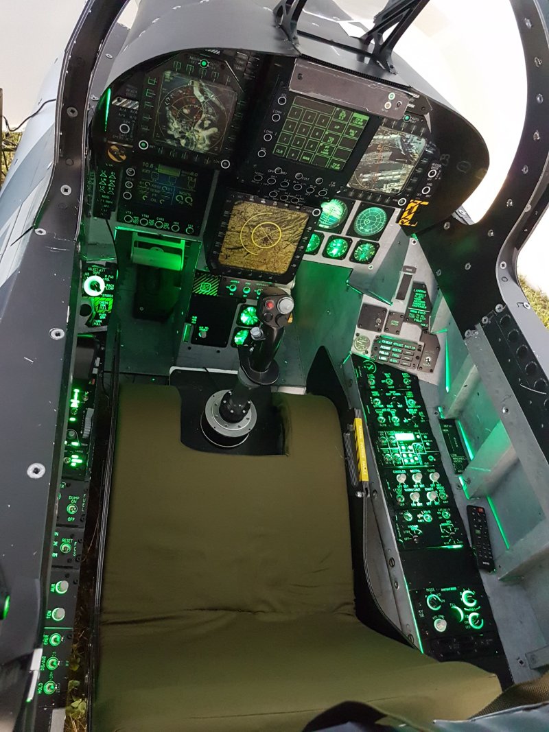 Кабина f-18