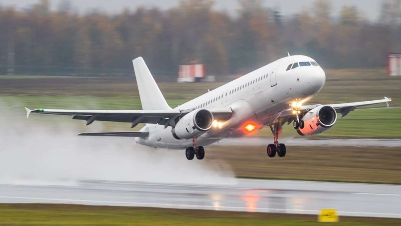 Самолет на взлет в аэропорту Оренбург