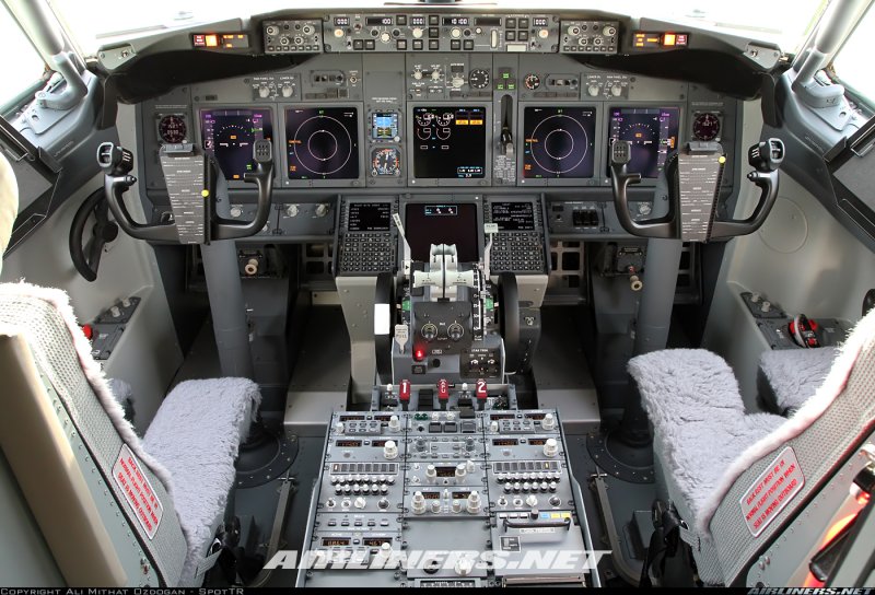 Кабина Боинг 737-800