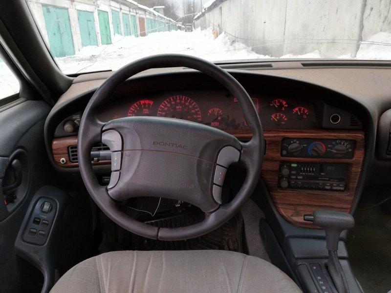 Pontiac Bonneville 1992 салон