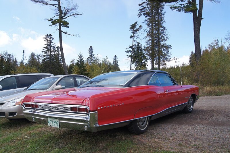 Pontiac Bonneville 1965 and girls