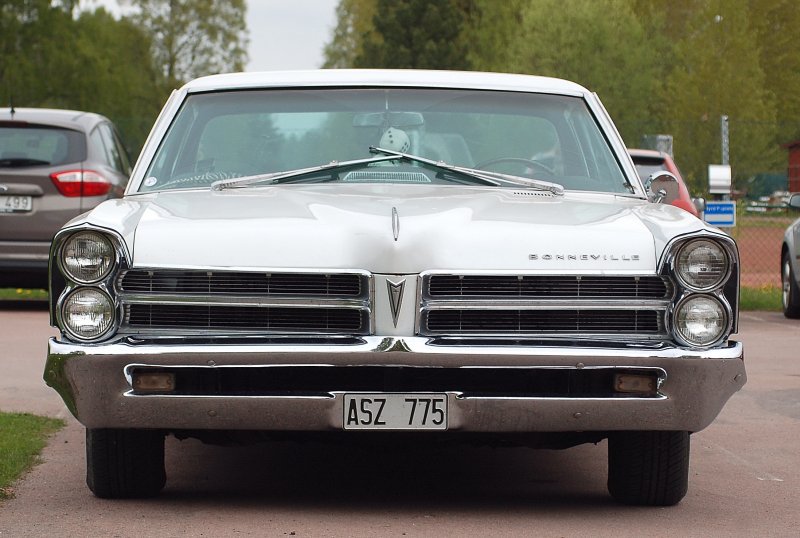 Pontiac Bonneville 1965 and girls