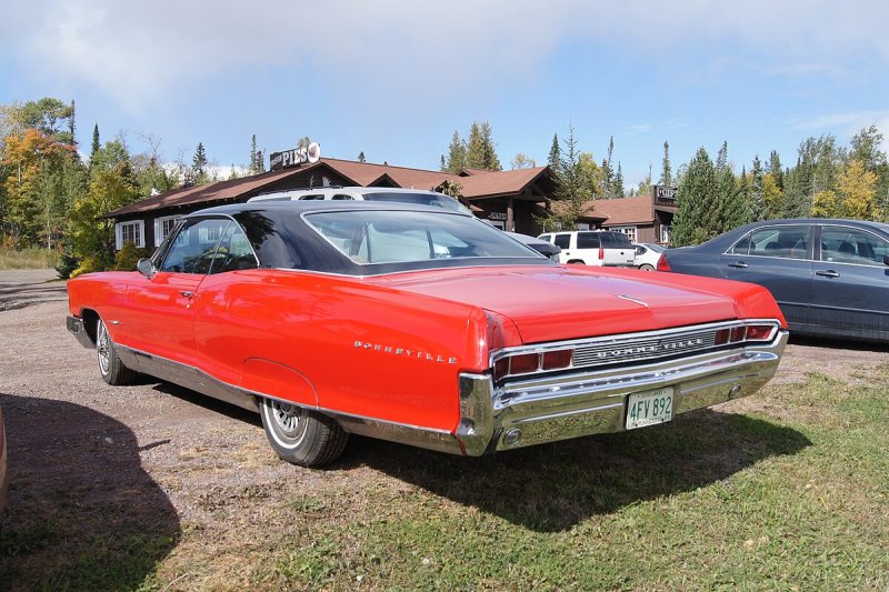 Pontiac Bonneville 1965 and girls
