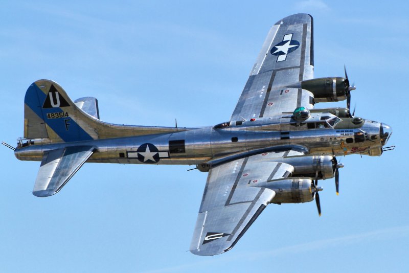 Бомбардировщик b-17 летающая крепость