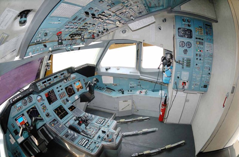 Ту-204 кабина пилотов