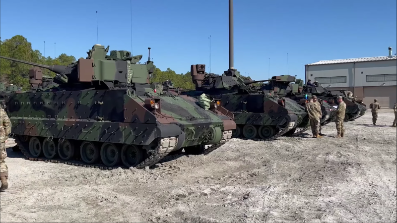 17 БМП Bradley,