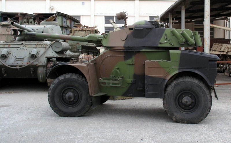 AML-90 бронеавтомобиль