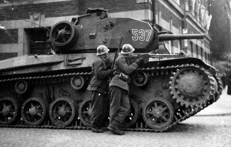 Strv m/42 DT