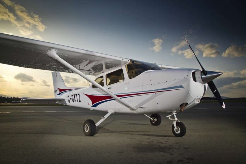 Самолет Cessna 172s