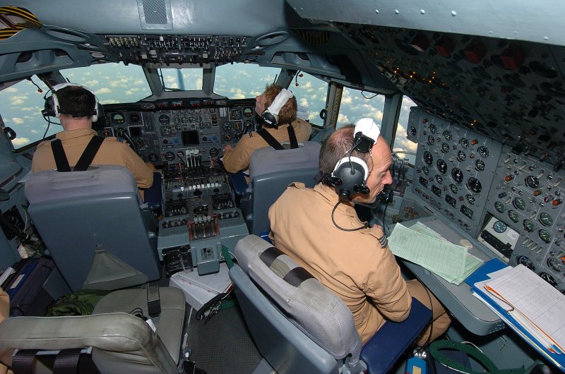 Самолет Hercules c130 пилоты в кабине