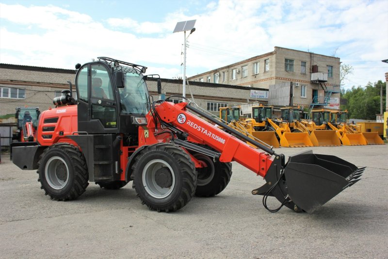 Фронтальный погрузчик Redstar 3000gt