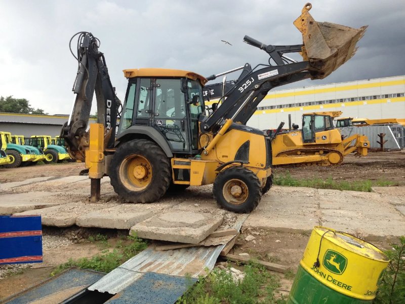 Экскаватор погрузчик John Deer 325j