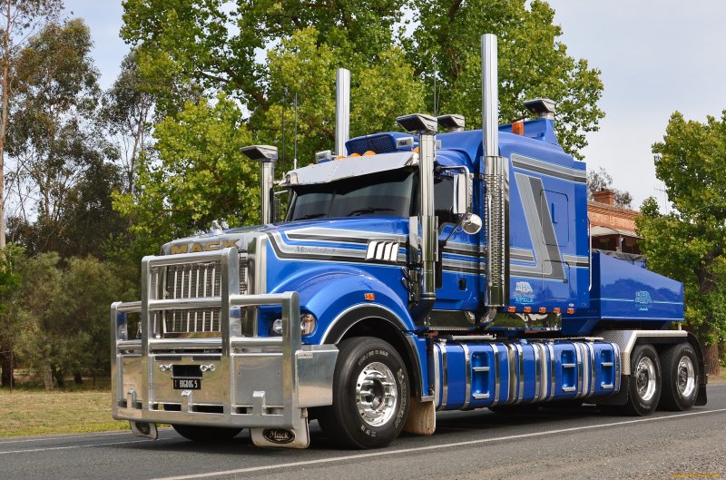 Американские тягачи Mack Titan
