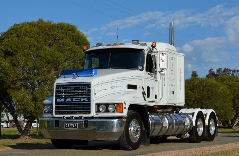 Седельный тягач Mack