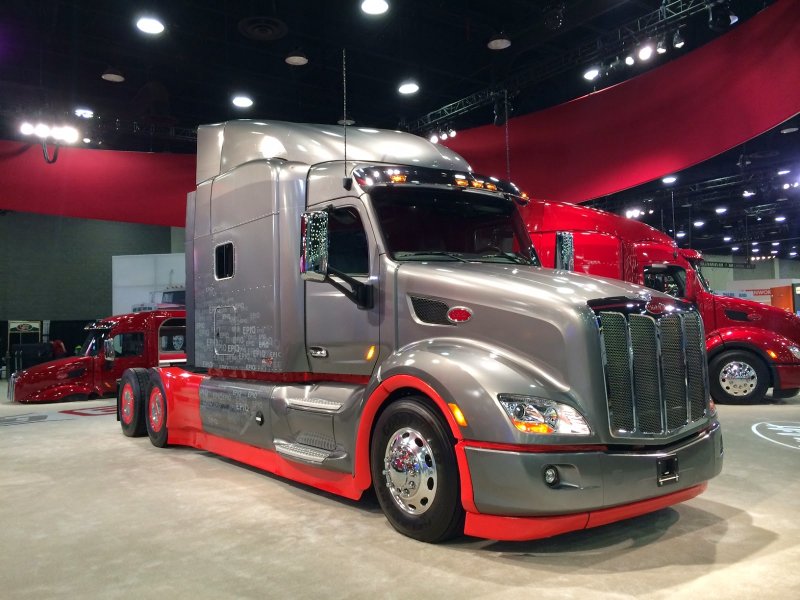 Грузовик Peterbilt 579