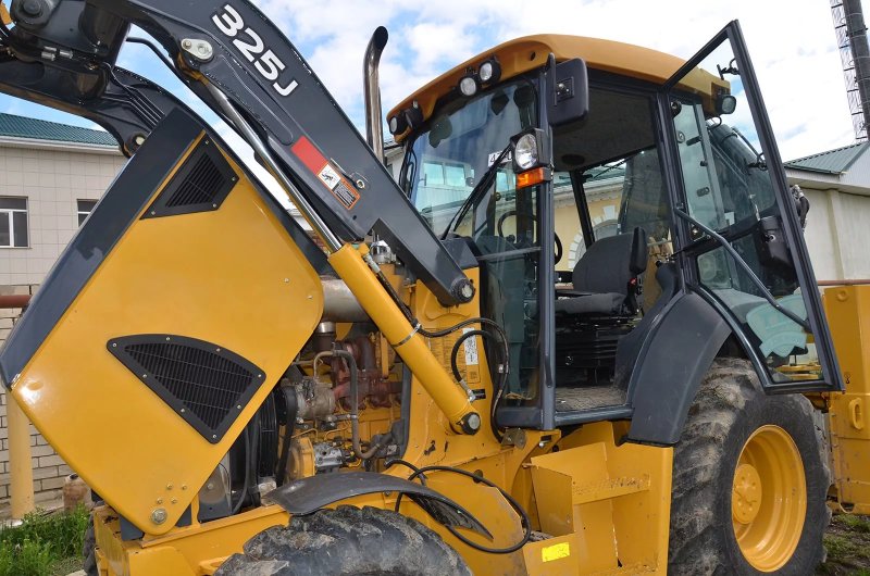 Стекло John Deere "325j