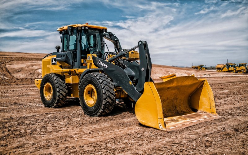 John Deere 325