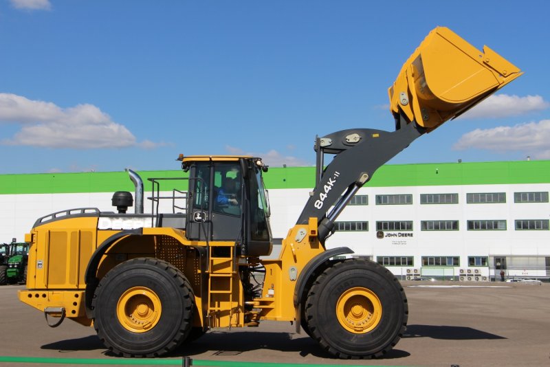 Фронтальный погрузчик John Deer 744