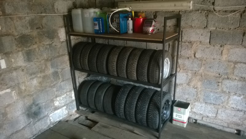 Полки для хранения колес в гараже
