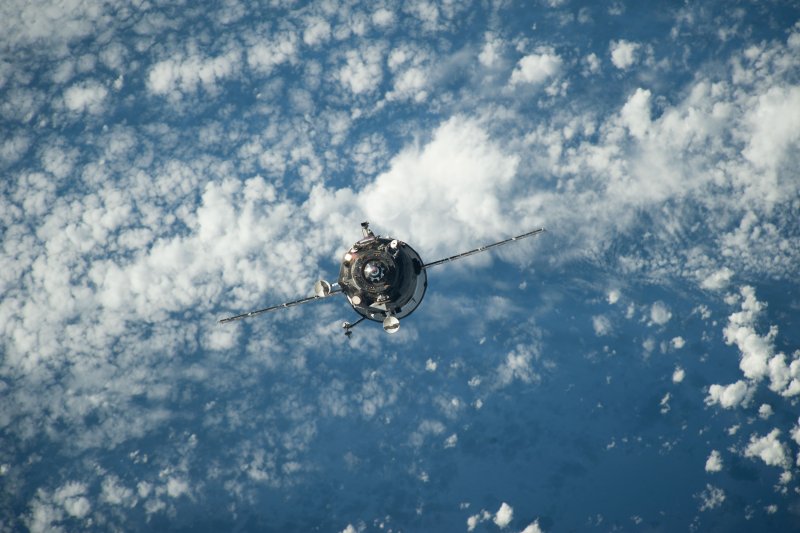 Отверстие в Союзе МС-21