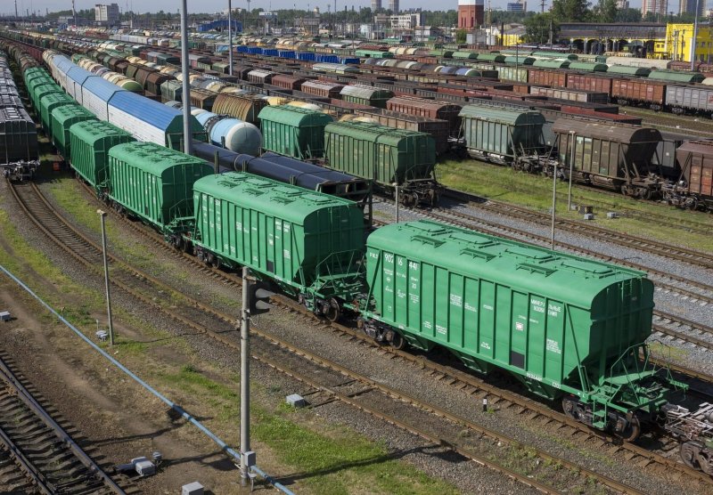 Полувагон грузового поезда
