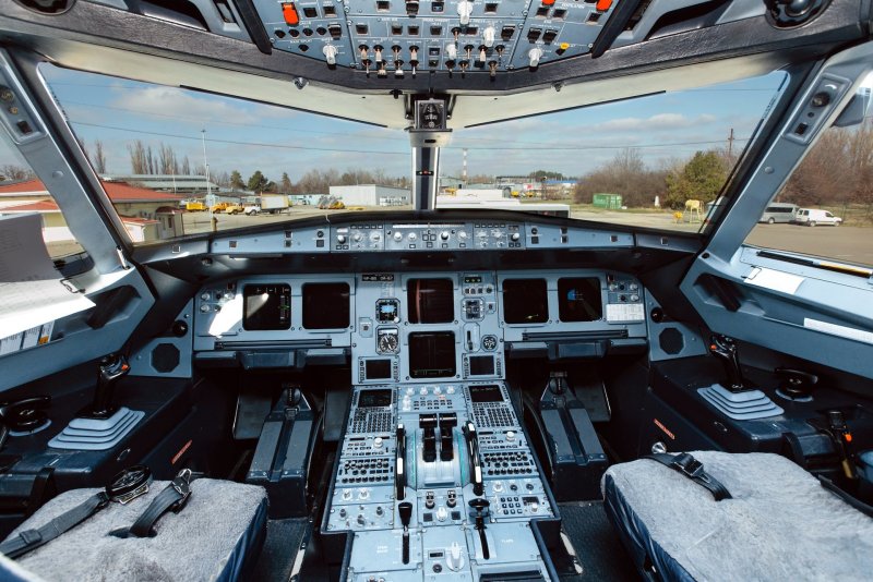 Airbus a380 кабина пилотов самолета