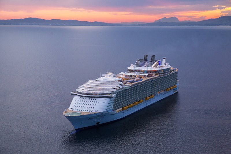 Самый большой в мире круизный лайнер Harmony of the Seas