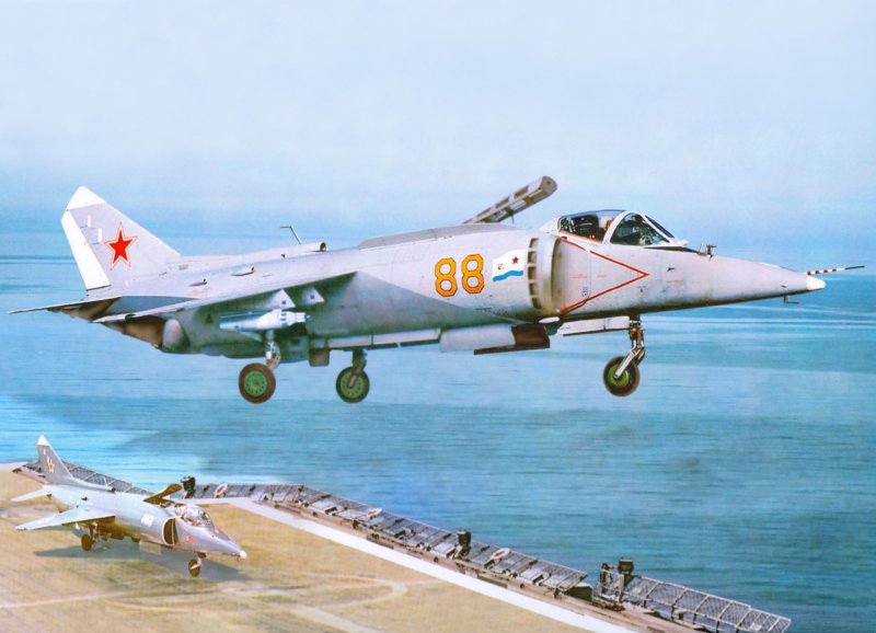 Штурмовик палубный як-38м
