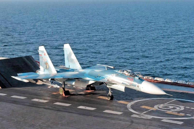 Истребитель корабельного базирования Су-33
