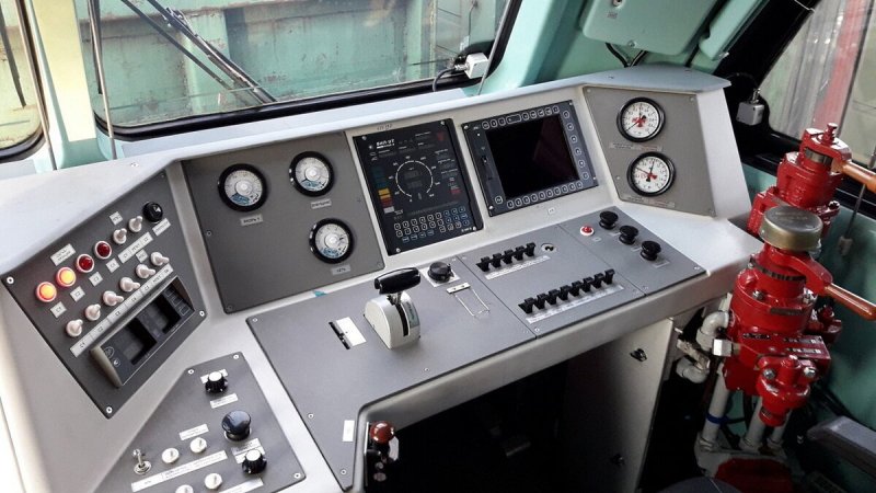 Пульт машиниста электровоза 2эс5к Ермак