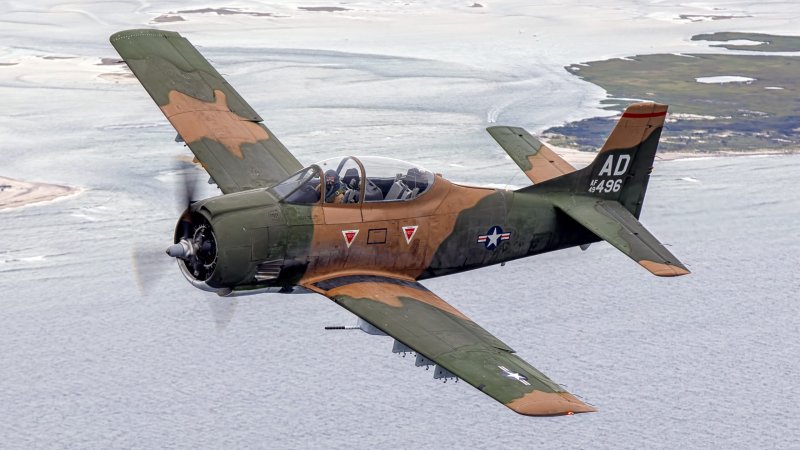 T-28 самолет