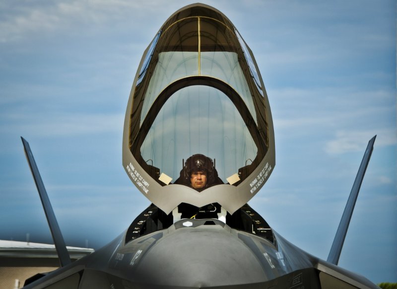 F-35 кабина