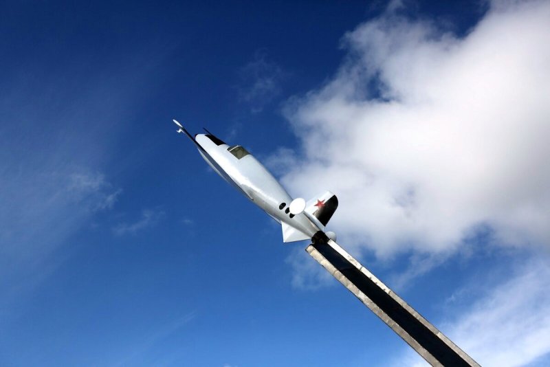 Памятник самолёту би-1 Екатеринбург