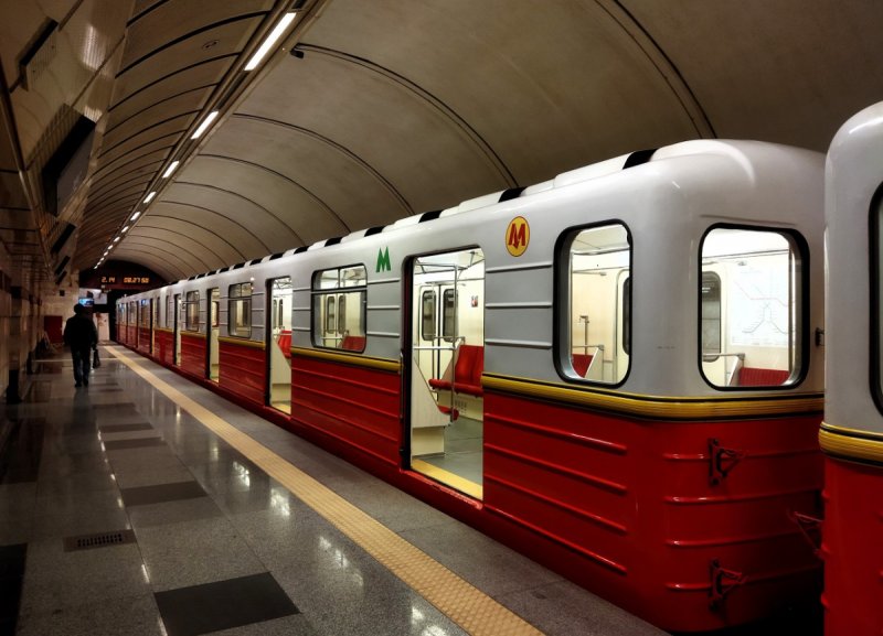 Метропоезд красная стрела Санкт-Петербург