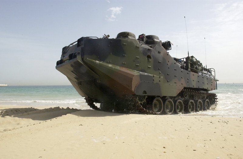 Гусеничная амфибия aav7