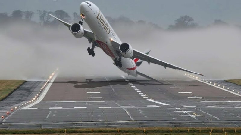 Airbus a 320 на взлете