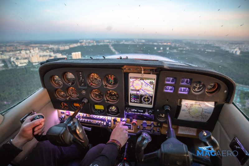 Кабина пилотов самолета Cessna 172