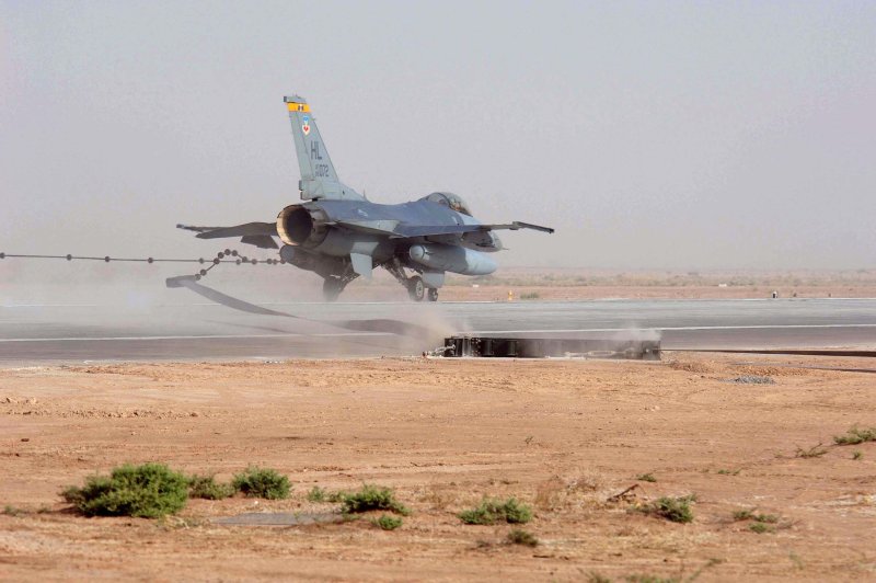 Посадка f-16 с аэрофинишером