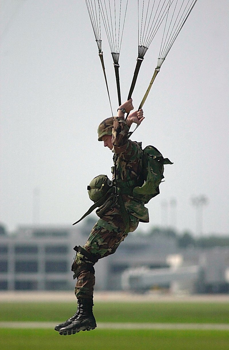 Парашютист военный