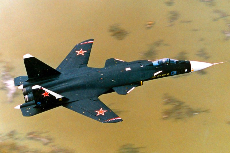 Самолет с обратной стреловидностью крыла Су-47