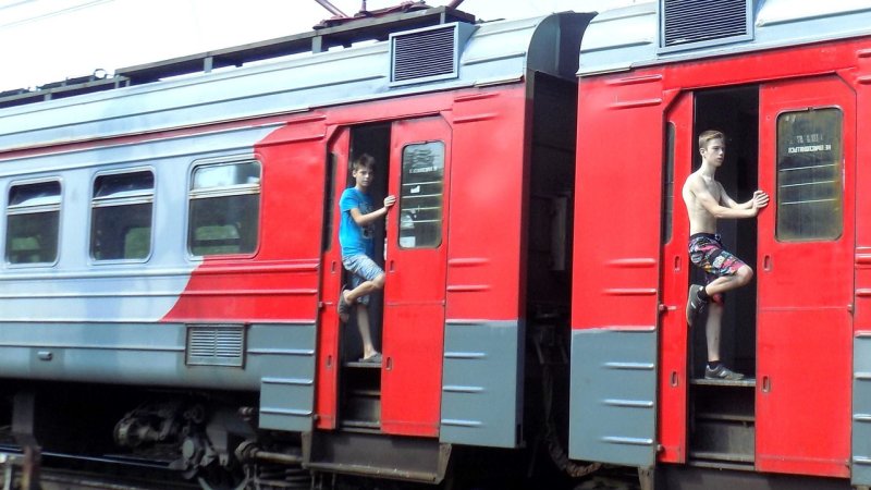 Двери электропоезда эд4м