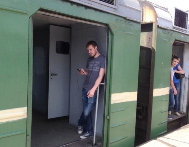 Двери тамбура пассажирского вагона