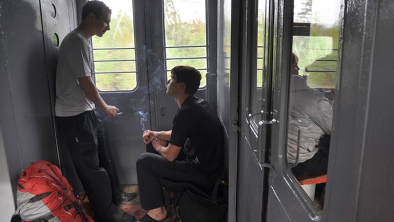 Человек в тамбуре поезда