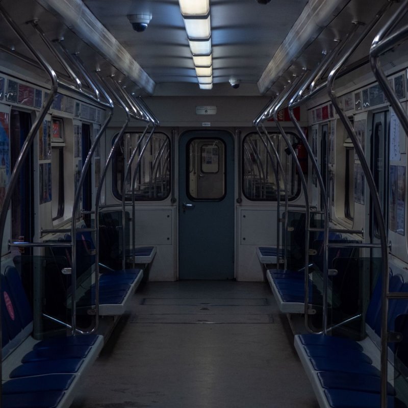Вагон метро без света