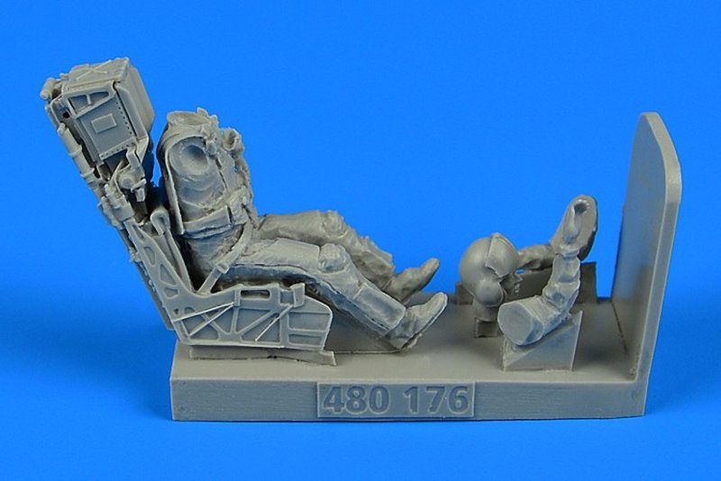 320 096 Aires 1/32 us Navy Fighter Pilot with ejection Seat for f-8
