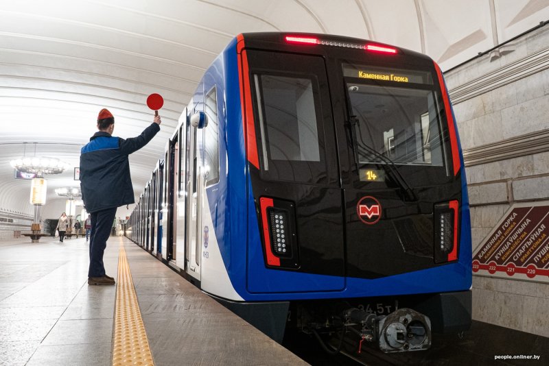 Поезд метро Штадлер