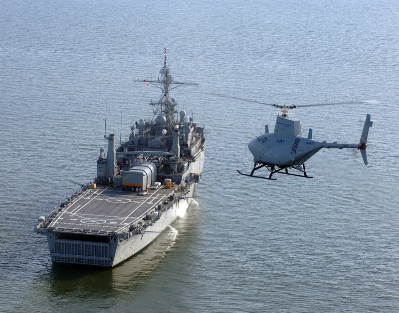Военный корабль с вертолетной площадкой